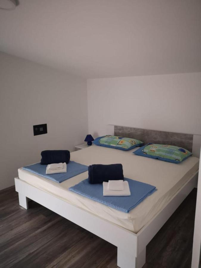 Apartments Tara Ražanac Esterno foto